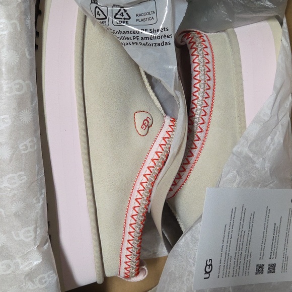 Ugg Tazz Love '26 Limited Edition - Picture 14 of 16